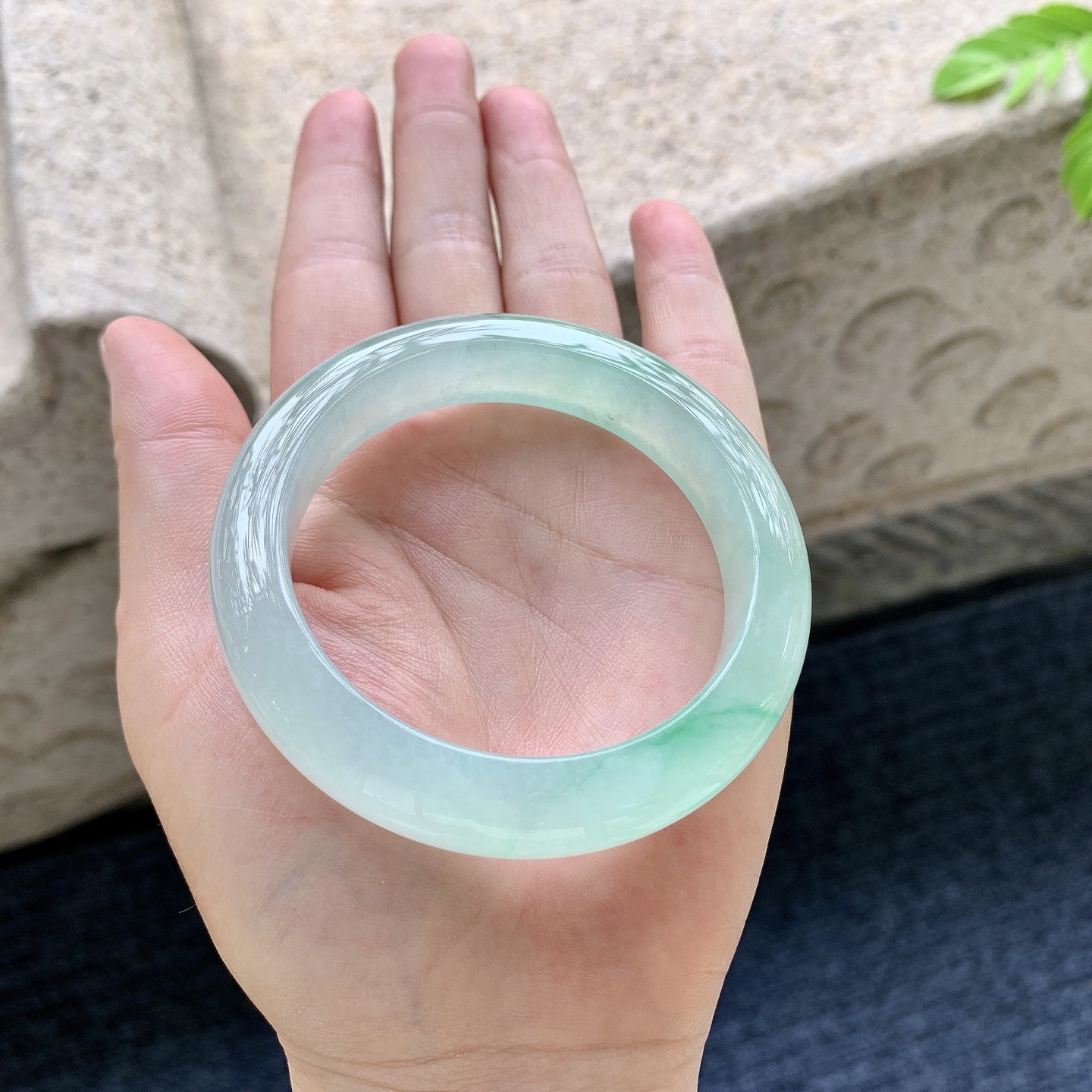正圈52 53 圈口53.8/12.3/9 编码G9090631 冰糯飘绿，水润，种老，细腻，无裂