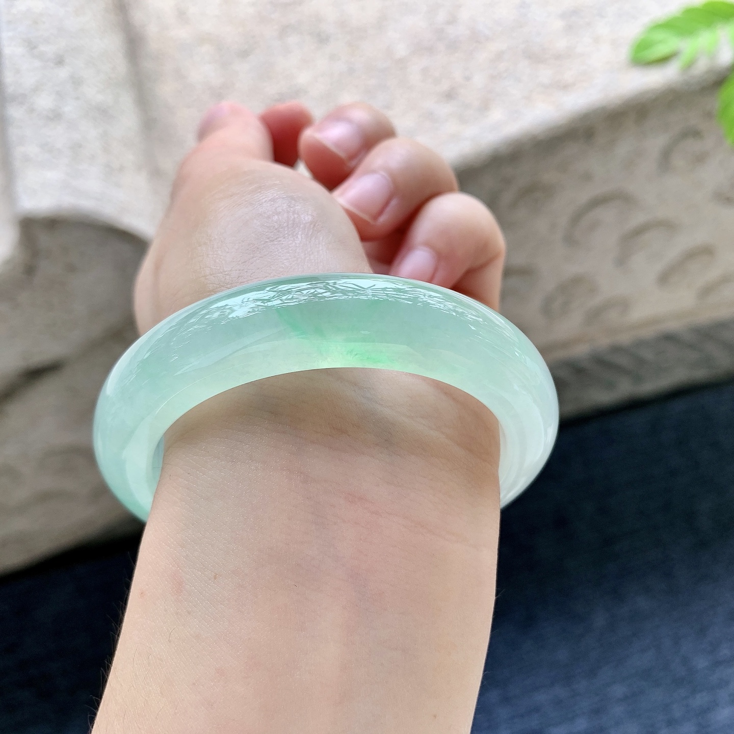 正圈52 53 圈口53.8/12.3/9 编码G9090631 冰糯飘绿，水润，种老，细腻，无裂