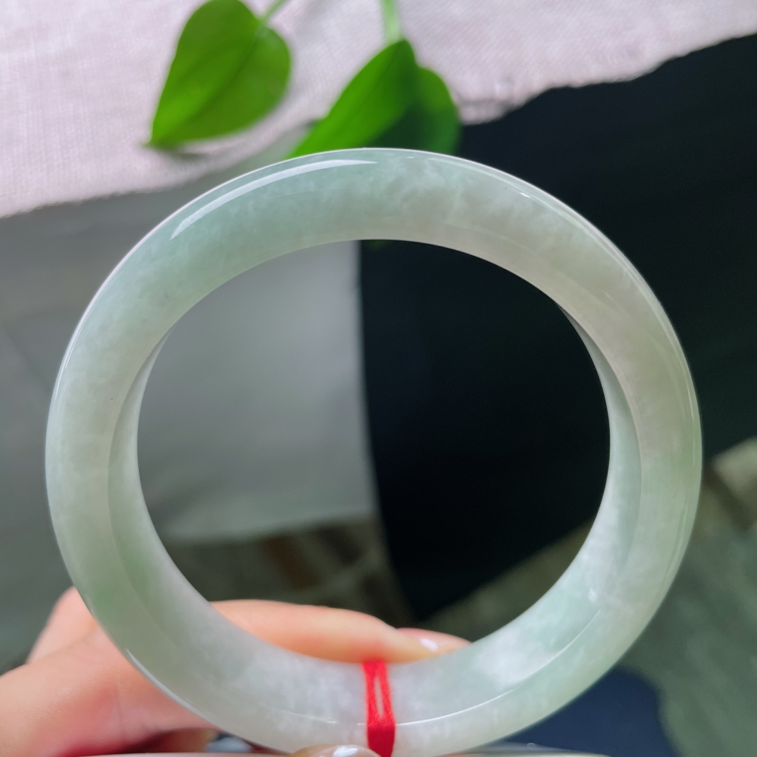 58.6/13.1/8.7，绿底正圈，晶体纹，色泽柔和，玉质细腻，版型耐看，沉静低调，是越戴越有韵味的耐看款。ss57736a