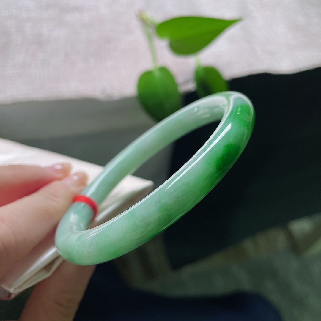 59.6/8.9，飘辣绿圆条，一点皮纹，底色清新温润，一抹艳绿落于镯身，灵动鲜活，尽显雅致风情。ss59493a