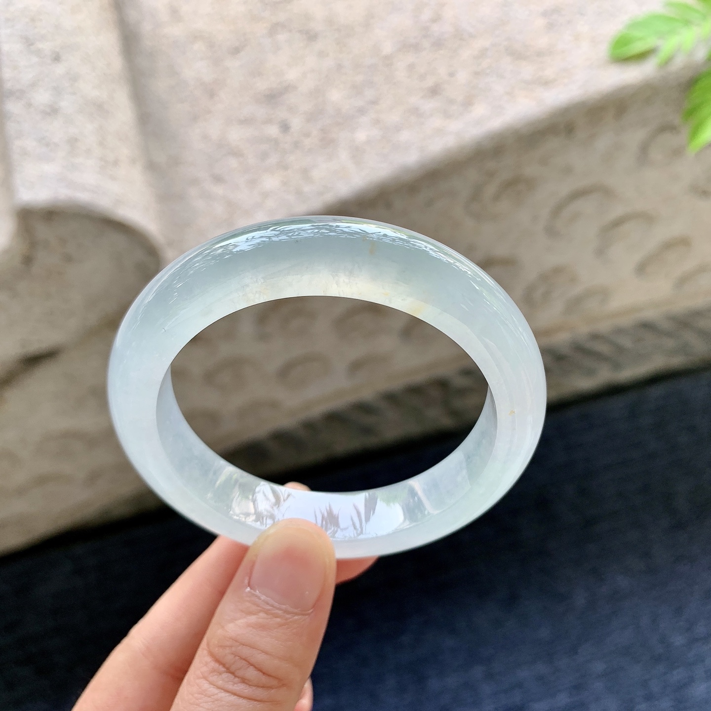 正圈51 52 圈口52.6/12/8.4 编码C11090610 冰晴底，飘黄翡，清透，水润，种老，细腻，无裂