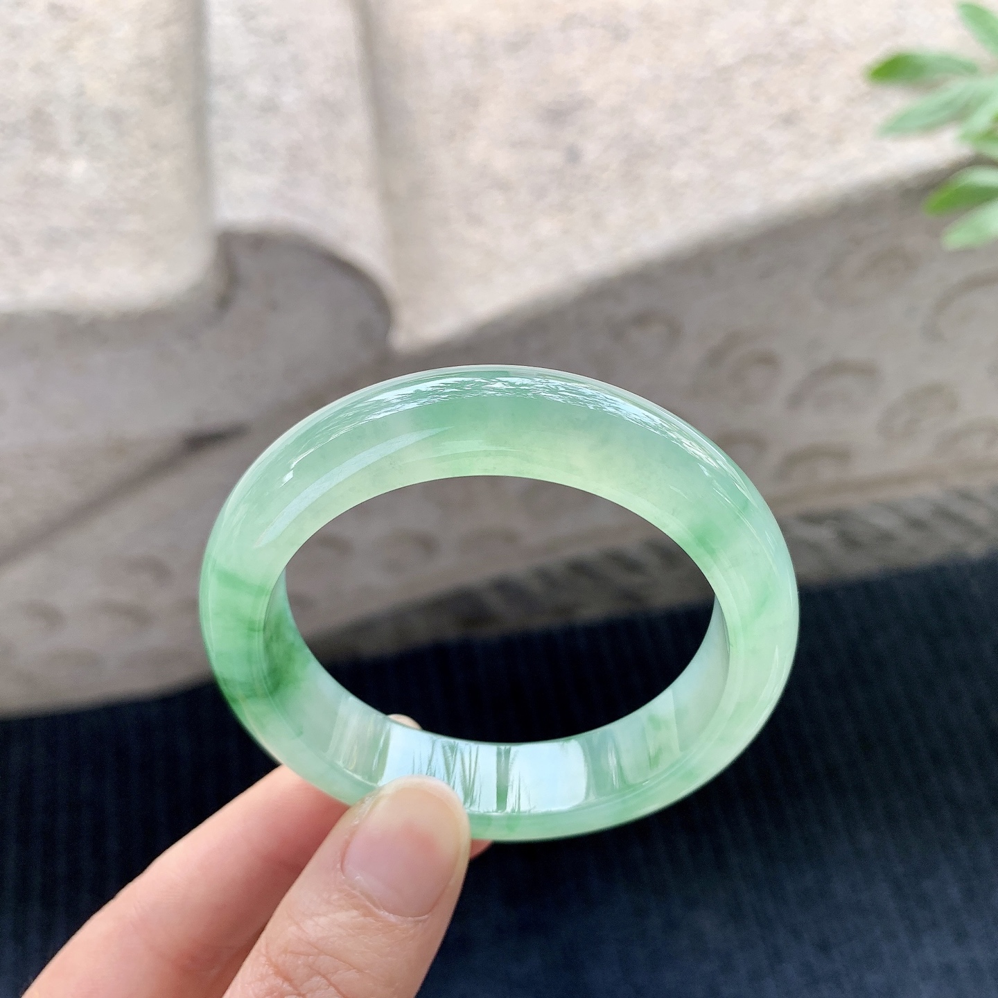 正圈50 51 圈口51/12.3/8.1 编码BA090756 冰糯飘绿，水润，种老，细腻，无裂