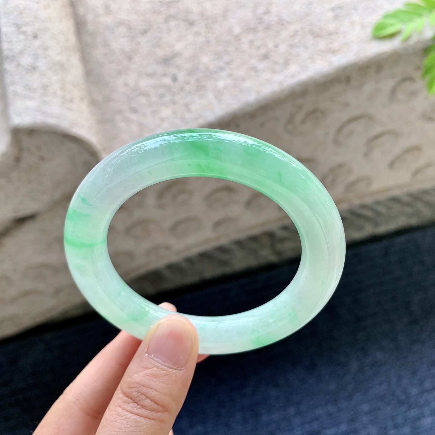 圆条53 54 圈口54.6/11.4/11.3 编码HJ090606 冰糯飘阳绿，水润，种老，细腻，无裂