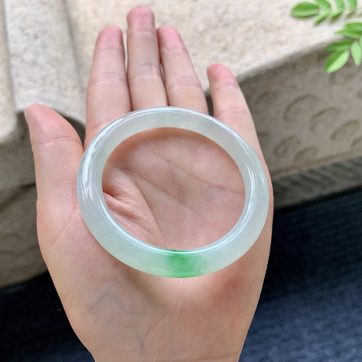 圆条48 49 圈口49.7/6.9/8.3 编码AF091983 糯冰飘绿，水润，种老，细腻，有纹