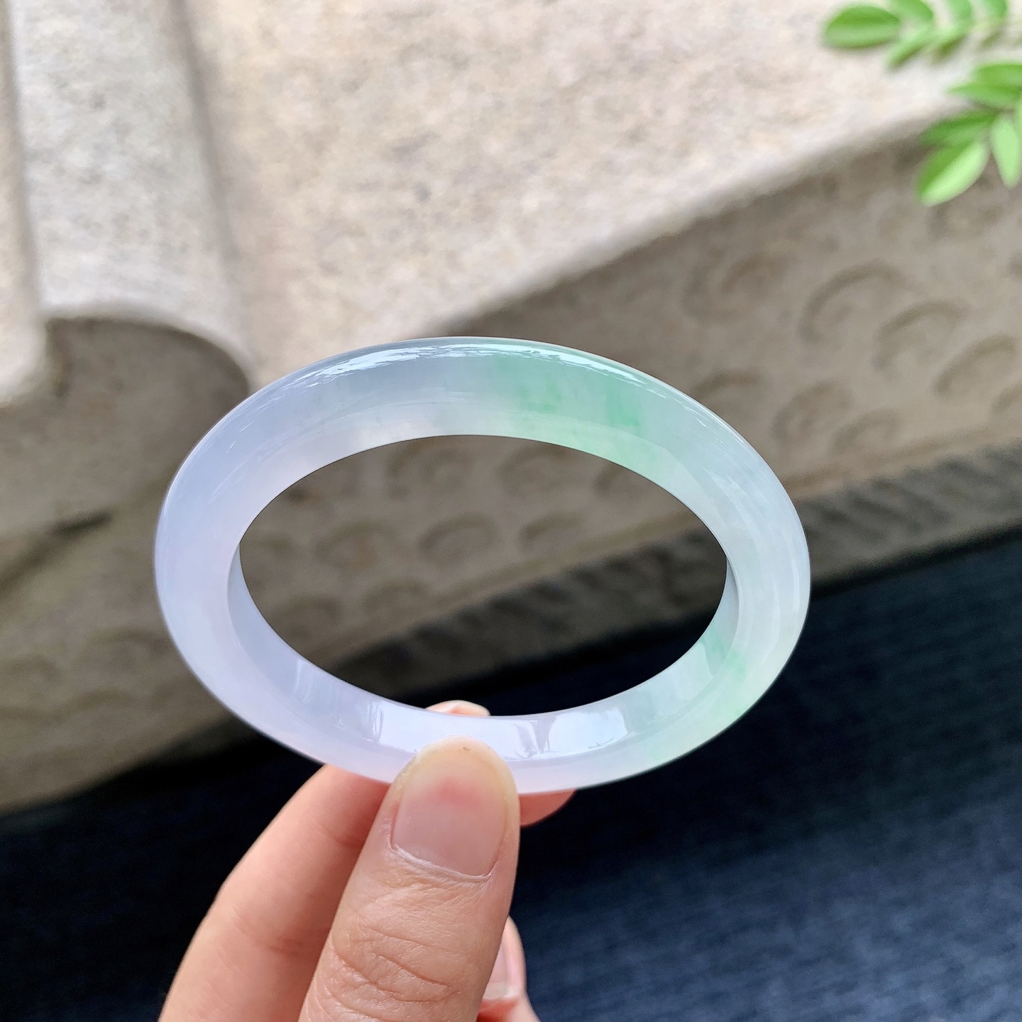 贵妃53 54 圈口54/47/8/8 编码G7091931 冰糯春带彩，水润，种老，细腻，打灯有絮线