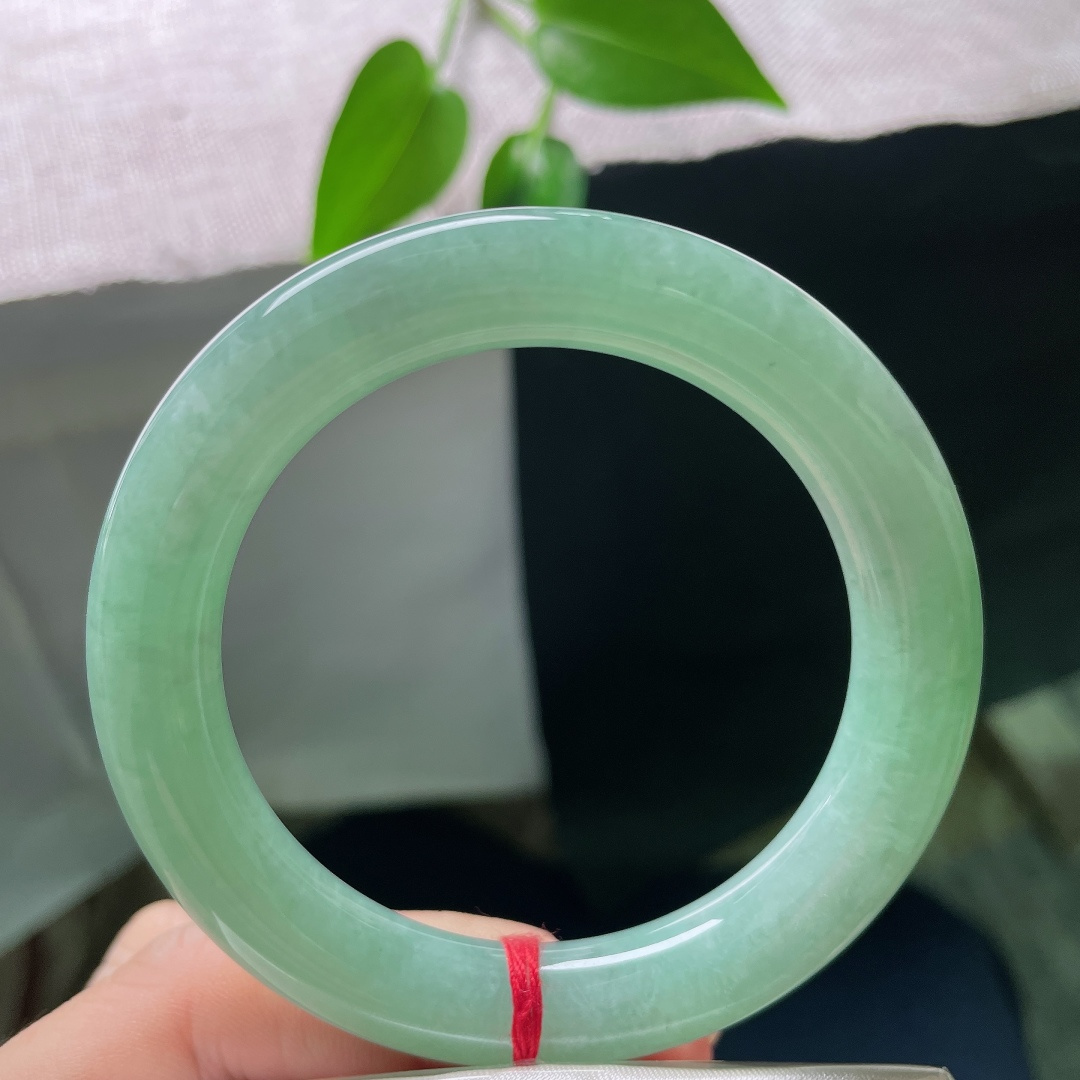 55/10.9，绿底圆条，无裂，玉料细腻，满色湖绿均匀铺开，色调柔和，自带治愈的清雅美感。ss59260a