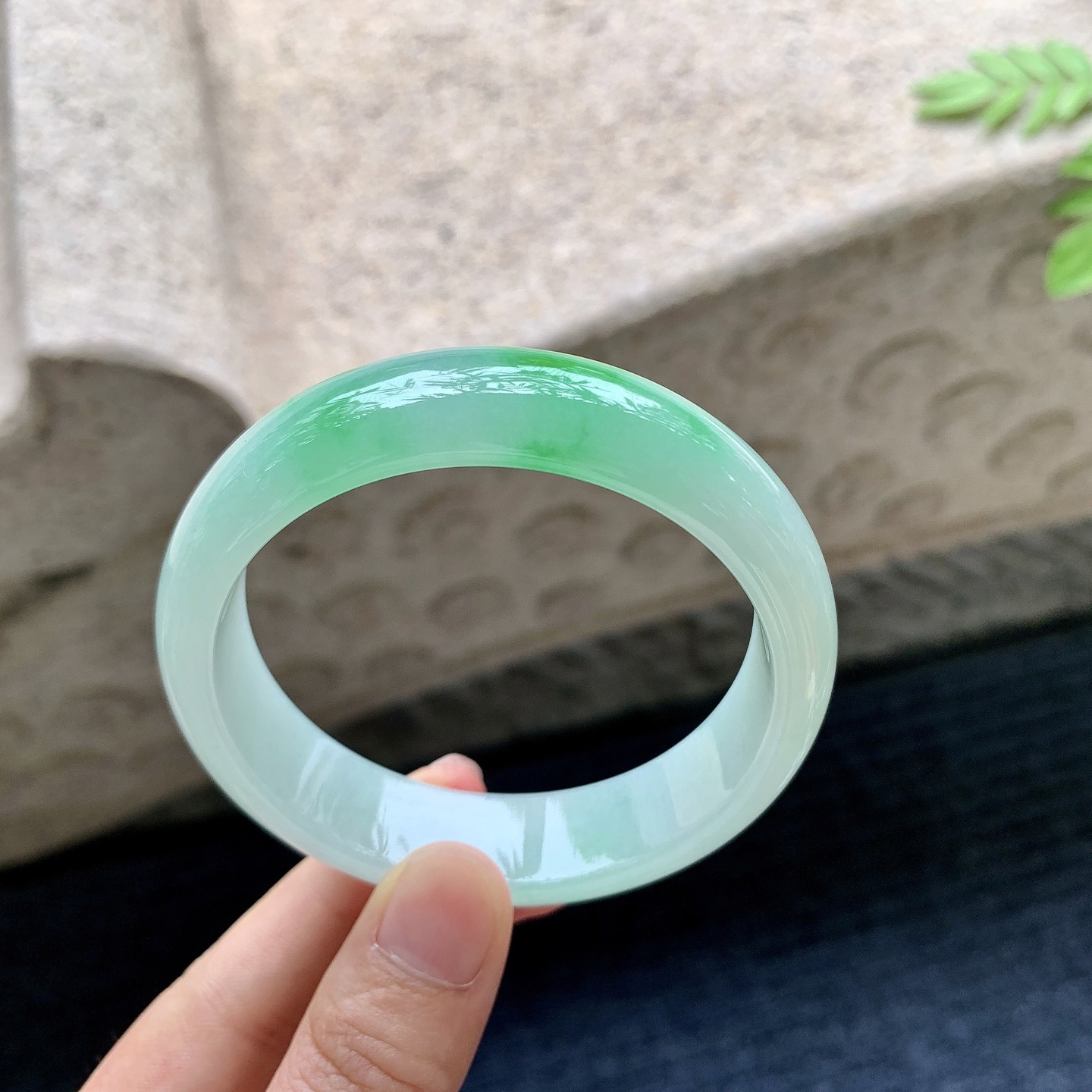 正圈55 56 圈口56.8/15.2/7.4 编码J1090826 冰糯飘绿，水润，种老，细腻，打灯有絮线