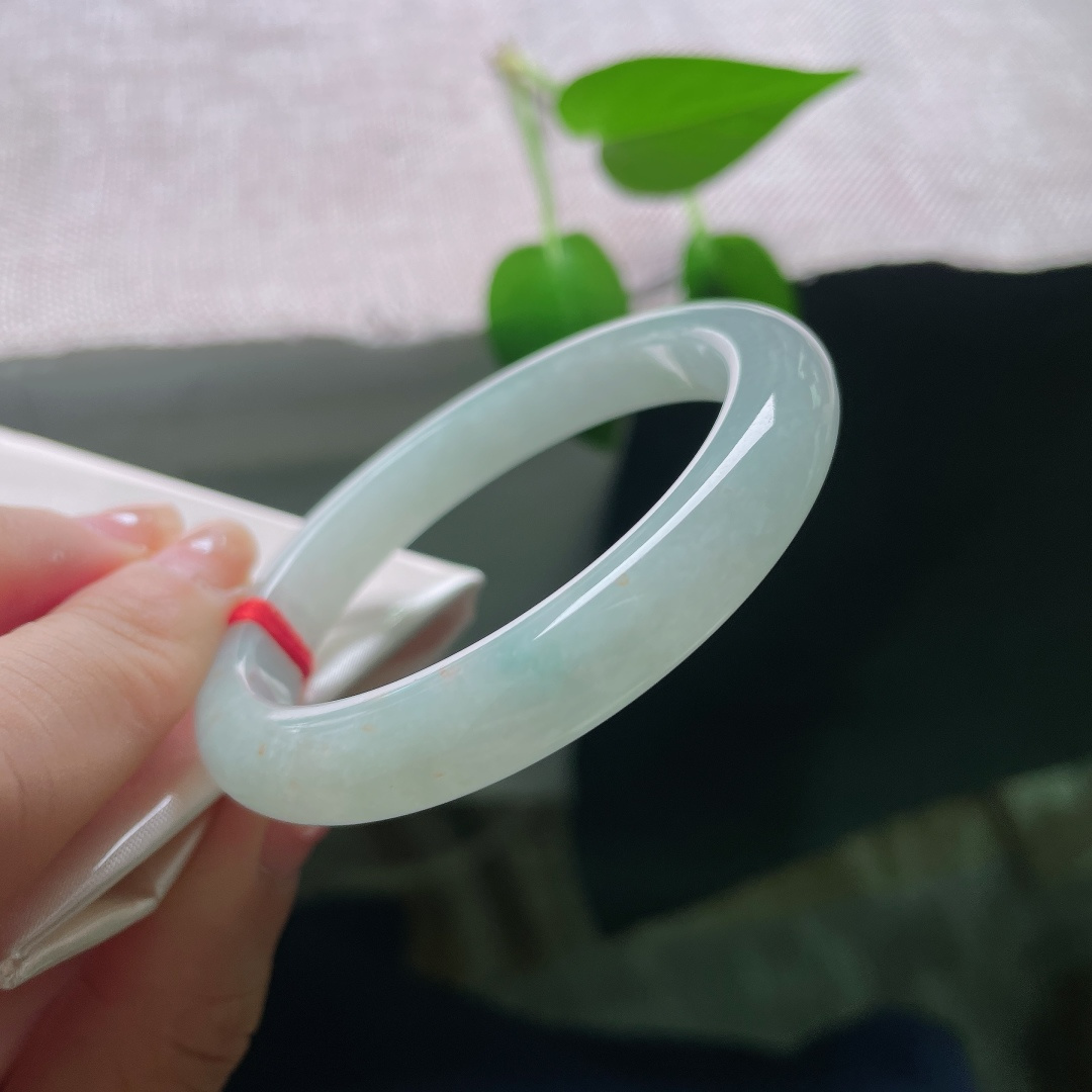 50.7/9.1/7.7，蓝底正圈，一点皮纹，洒金，一抹淡晴铺满镯身，质地细腻莹润，天然玉料保留原生细微印记。ss59474a