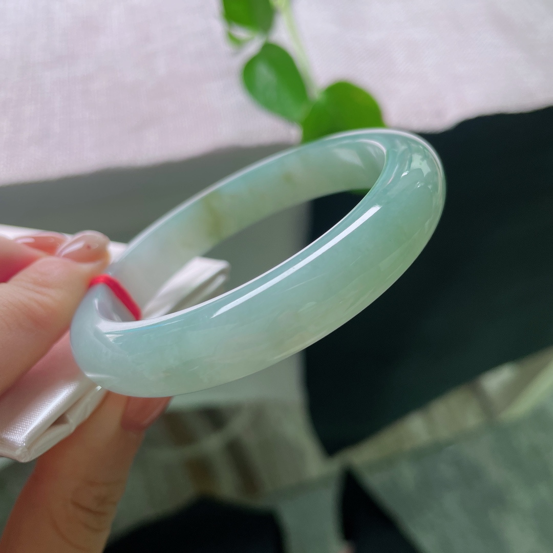 56.8/11.6/8.0，绿底正圈，有点黄翡，色调沉稳雅致，衬得手腕白皙，通勤日常佩戴都很合适。ss56468a