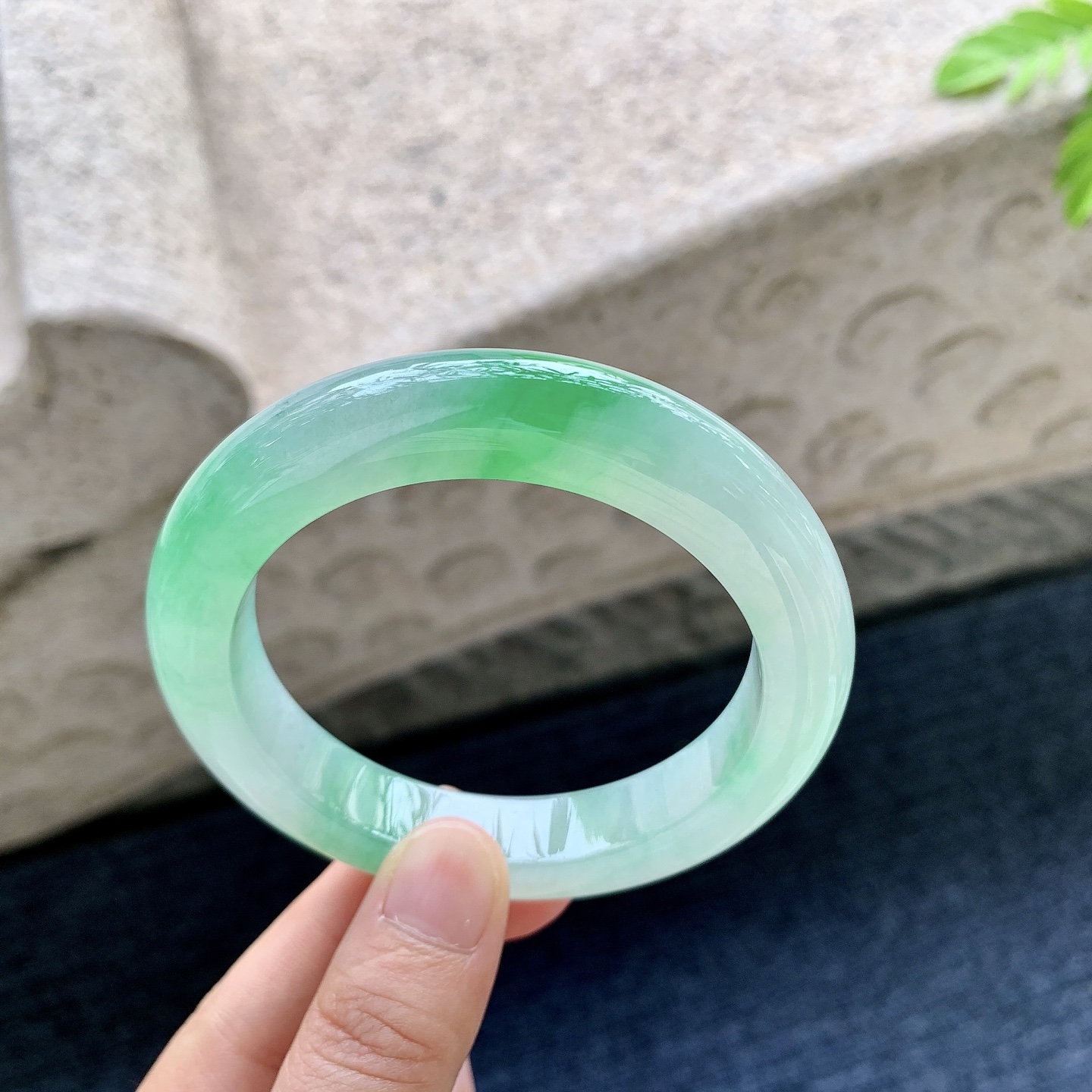 正圈56 57 圈口57.6/11.5/10.4 编码QX090635 冰糯飘阳绿，水润，种老，细腻，无裂