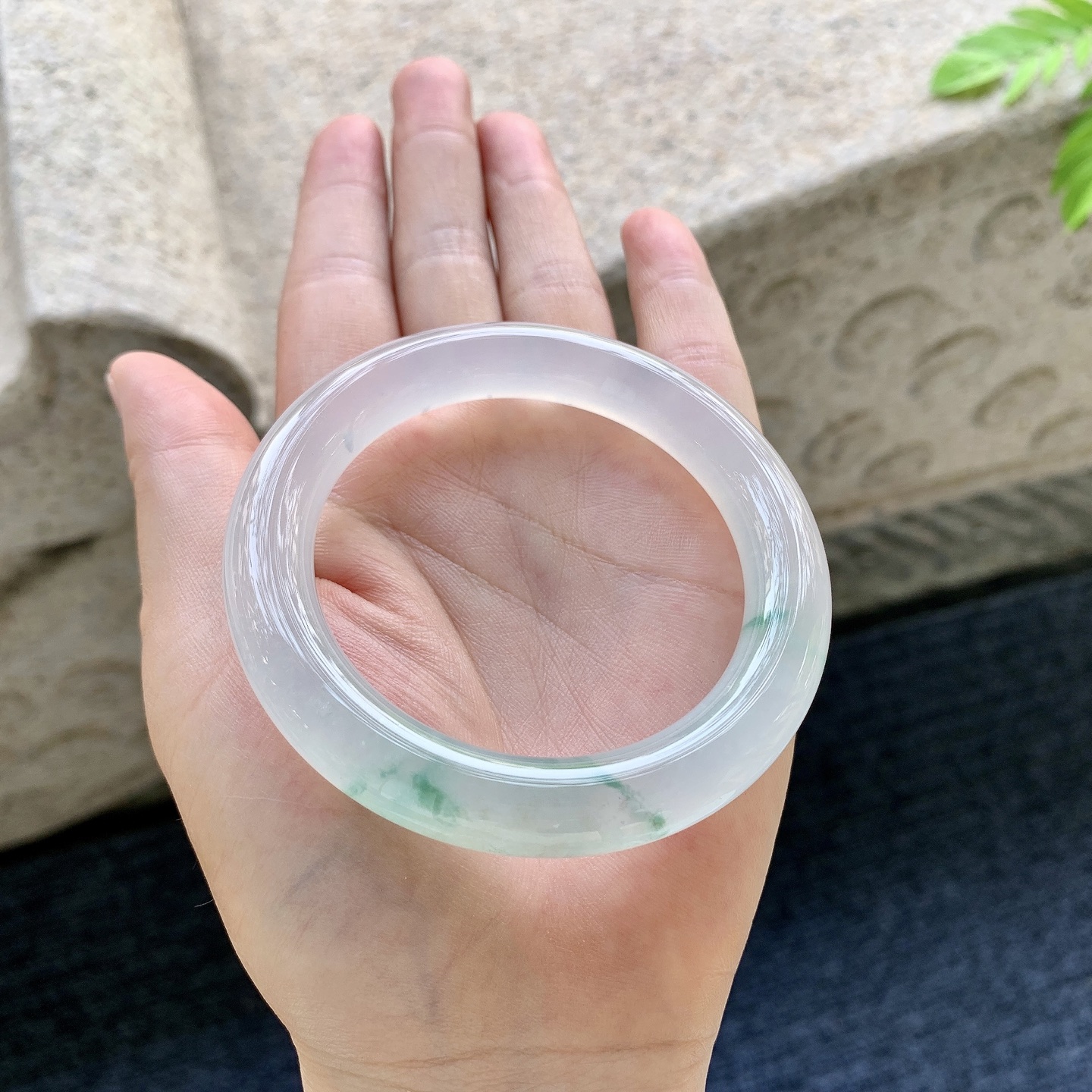 圆条52 53 圈口53.3/10.3/10.2 编码QX090639 冰种飘花，清透，水润，种老，细腻，无裂