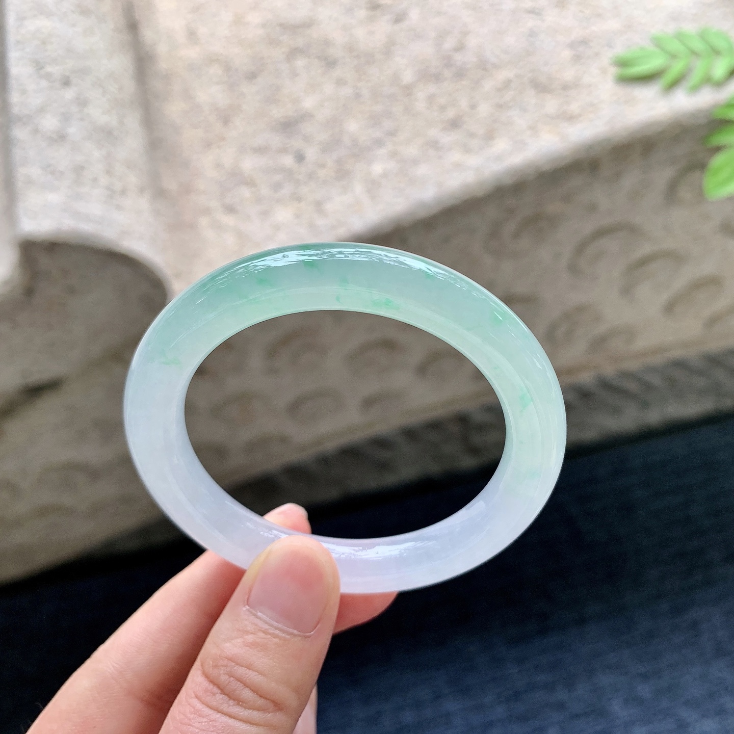 圆条49 50 圈口50.3/9/8.7 编码LH090726 冰糯飘绿，水润，种老，细腻，无裂