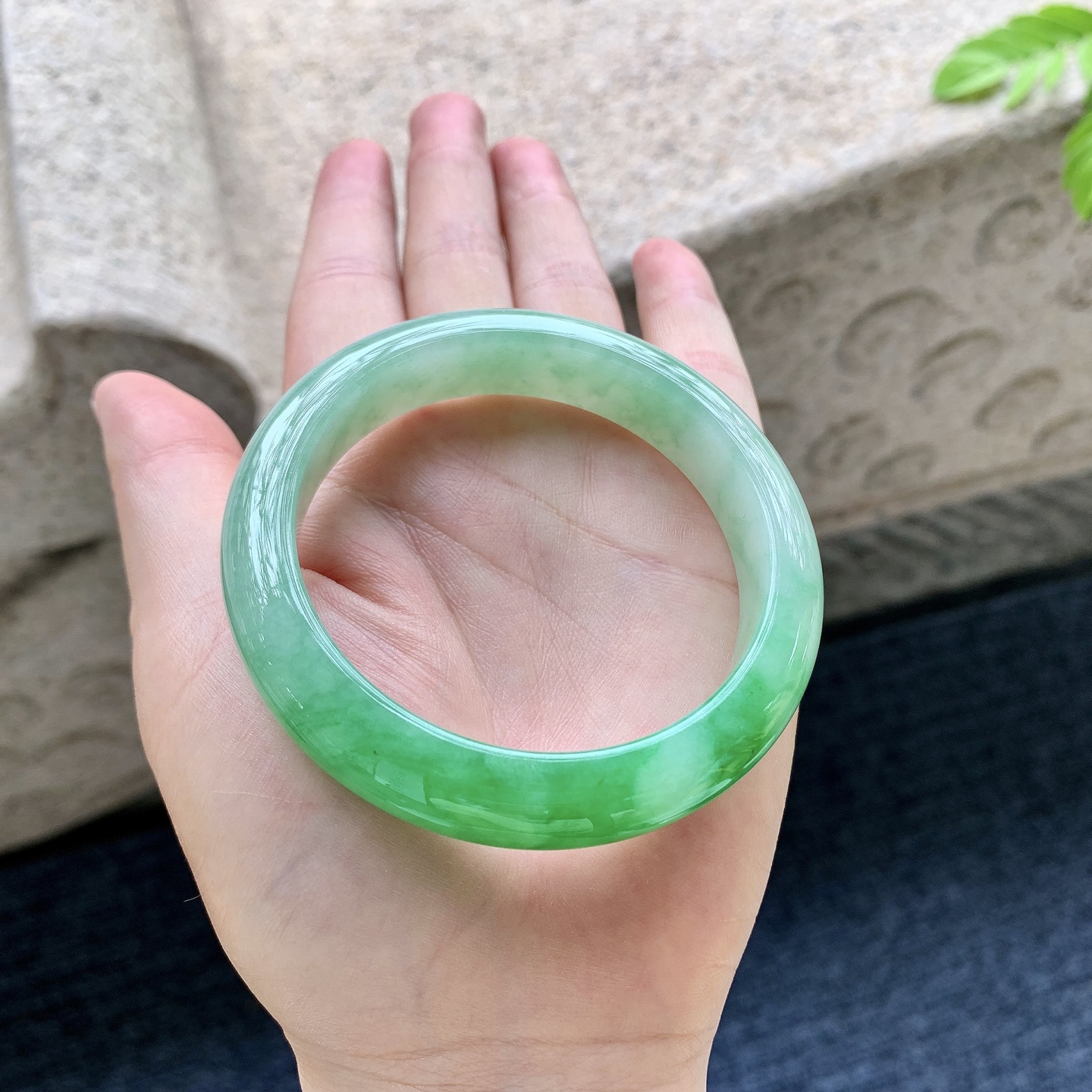 正圈54 55 圈口55.6/12.2/8.4 编码W6090620 冰糯辣绿，水润，种老，细腻，无