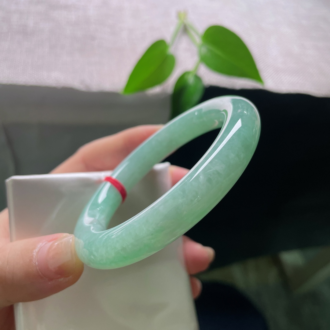 55/10.9，绿底圆条，无裂，玉料细腻，满色湖绿均匀铺开，色调柔和，自带治愈的清雅美感。ss59260a