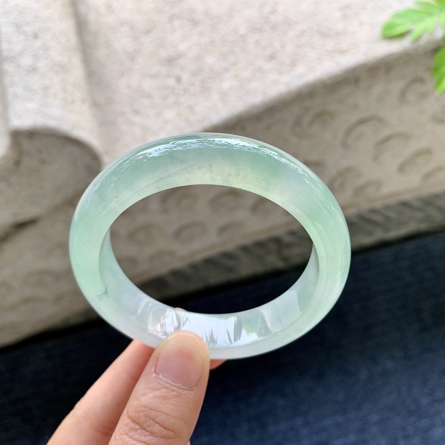 正圈53 54 圈口54.2/13.5/8.7 编码QX090638 冰飘绿，水润，种老，细腻，无裂