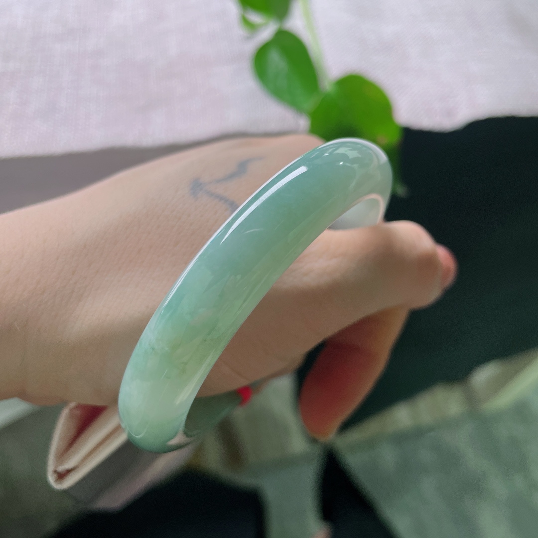 56.8/11.6/8.0，绿底正圈，有点黄翡，色调沉稳雅致，衬得手腕白皙，通勤日常佩戴都很合适。ss56468a