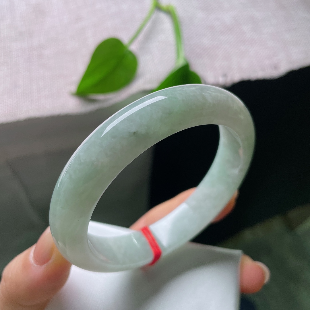 58.6/13.1/8.7，绿底正圈，晶体纹，色泽柔和，玉质细腻，版型耐看，沉静低调，是越戴越有韵味的耐看款。ss57736a