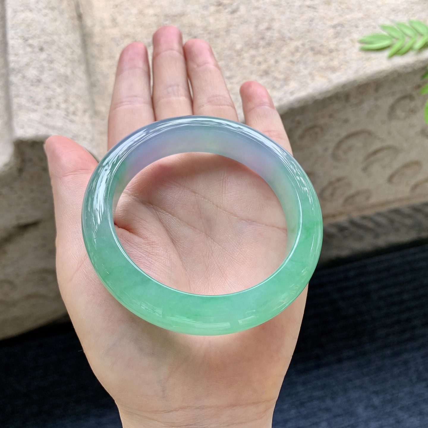 正圈55 56 圈口55.8/14/9.1 编码H3090824 糯冰椿彩，水润，种老，细腻，打灯有
