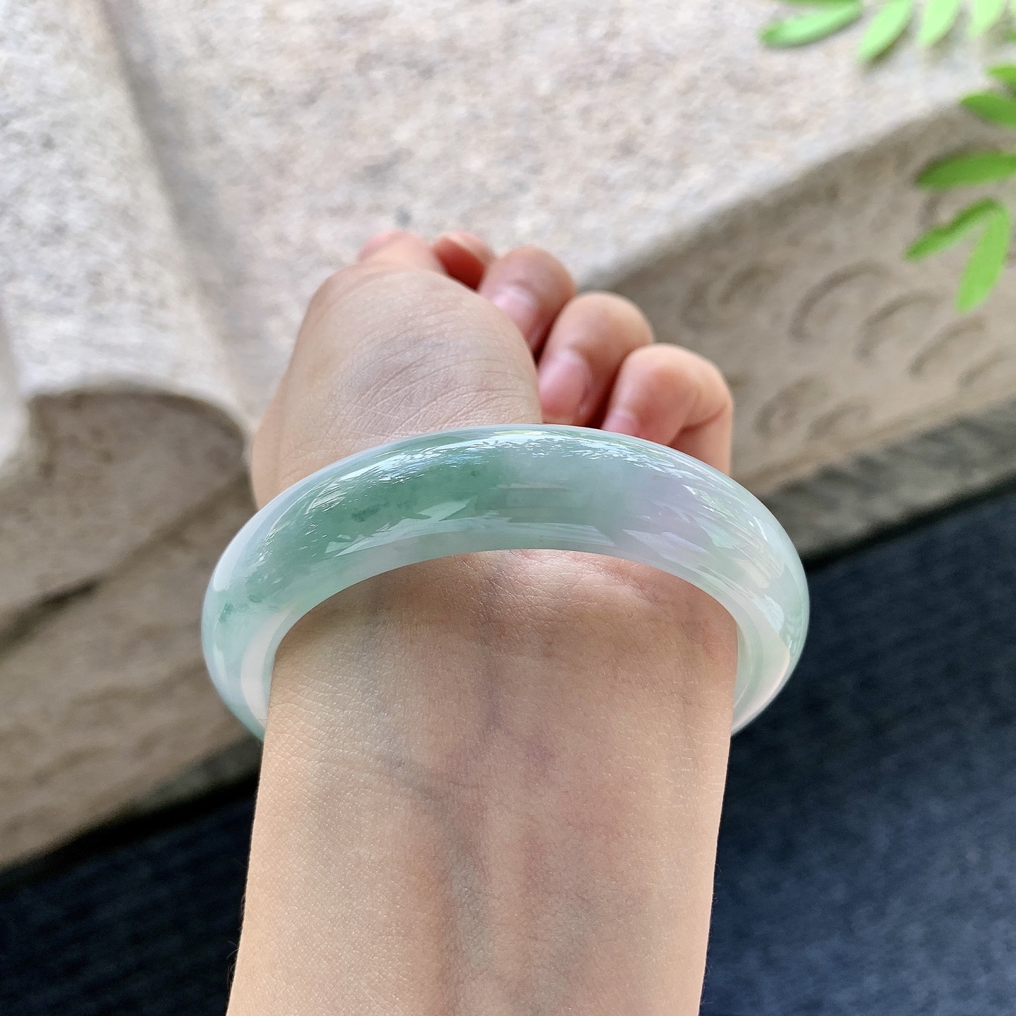 正圈53 54 圈口54.8/13.2/8.5 编码Q5090781 细糯飘绿，水润，种老，细腻，无裂