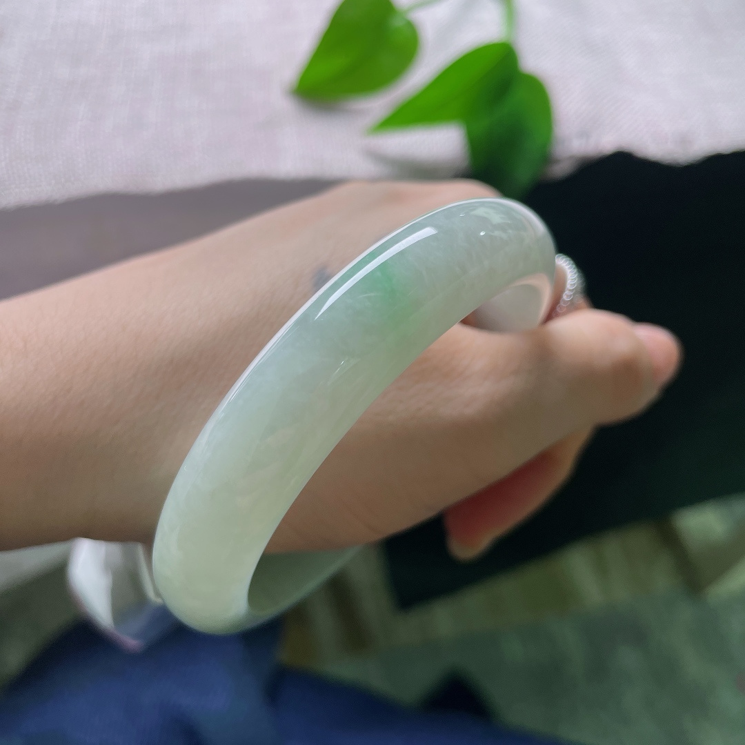 58.5/13/7.8，绿底正圈，晶体，清浅柔和的底色十分衬肤，不挑年龄与穿搭，日常通勤佩戴简约大方。ss57760a