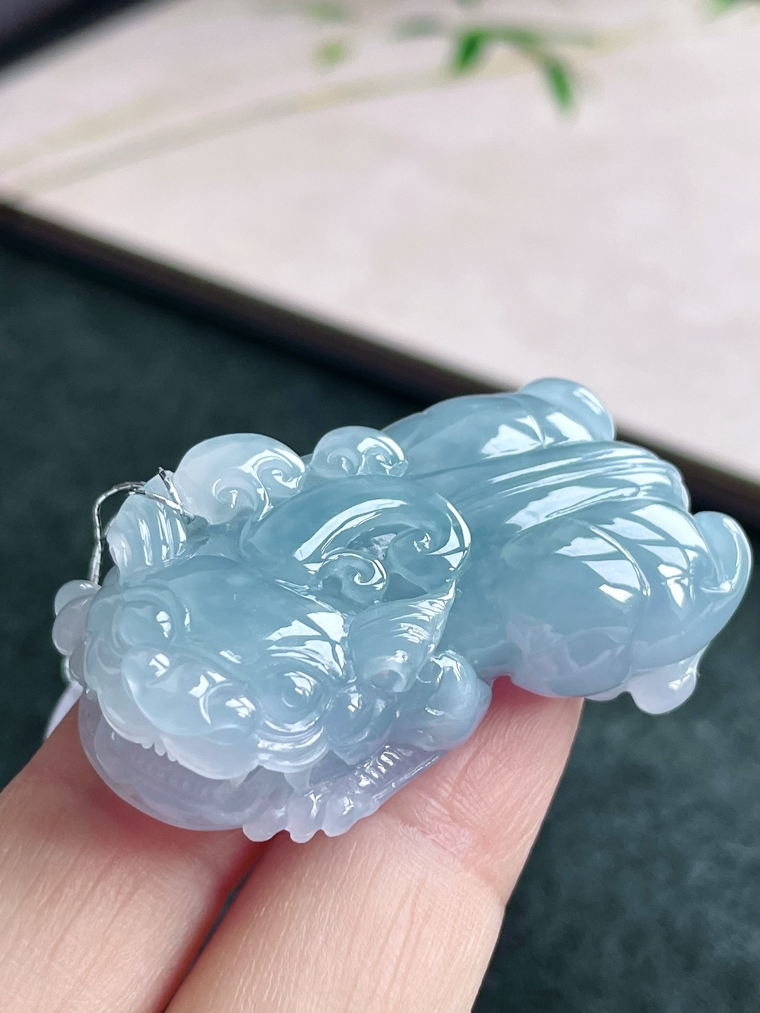 【裸石】冰貔貅吊坠 【说明】缅甸 无裂 性比高 超厚 【尺寸】48.8-27.5-12.4 【重量】35.7克