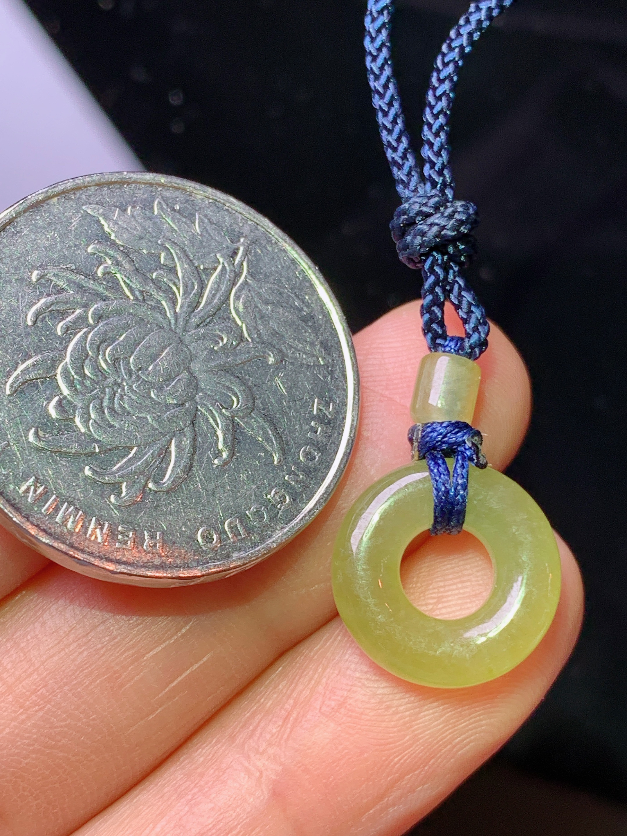 黄翡平安环吊坠 玉质细腻 色泽艳丽清新 水润亮眼 整体尺寸13.2*3.8 v4