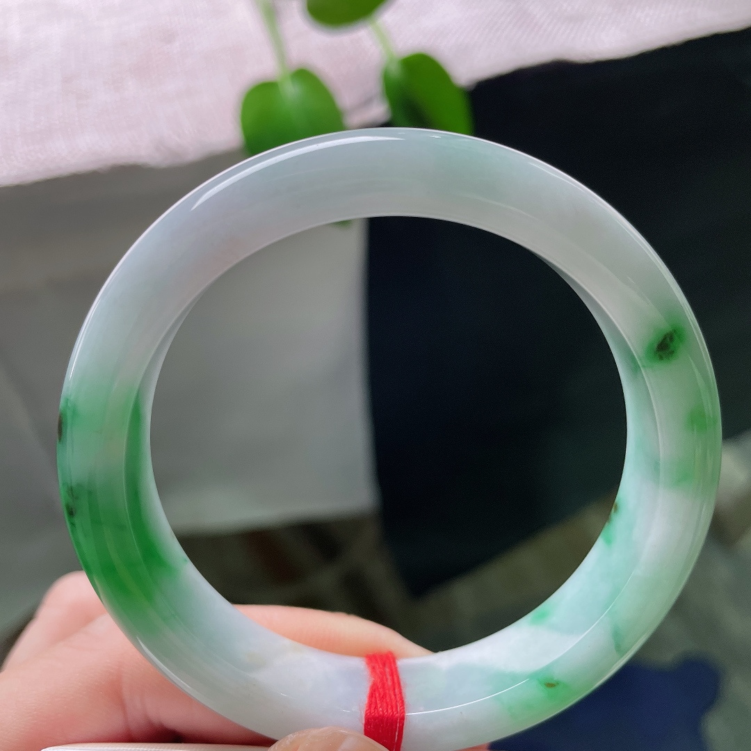 55.7/12/8.5，飘绿正圈，一点皮纹，冰润白底飘辣绿平安镯，浓艳翠色灵动洒落，种水莹透，明艳动人自带气韵。ss59316a