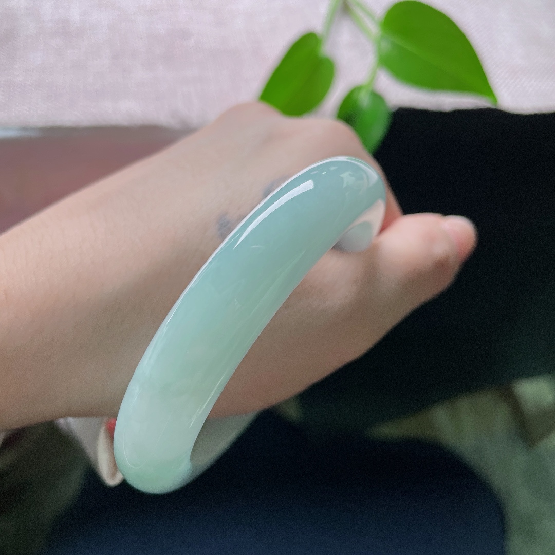 55.8/12.5/9.1，蓝底正圈，一点皮纹，底子细腻柔和，一抹浅晴铺满镯身，胶感淡淡，耐看而不浮夸。ss59509a