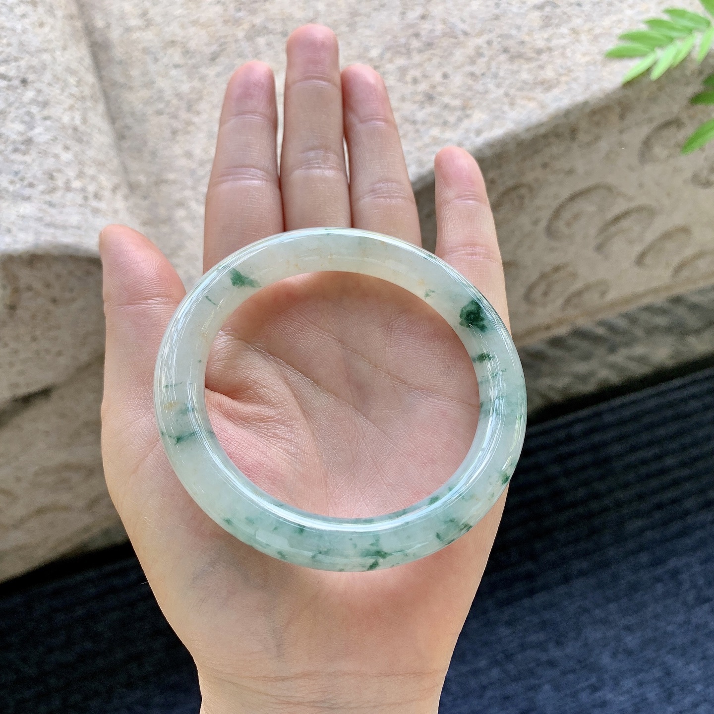 圆条55 56 圈口56.4/9.6/9.3 编码A1090774 糯冰飘花，飘黄翡，水润，种老，细腻，无裂