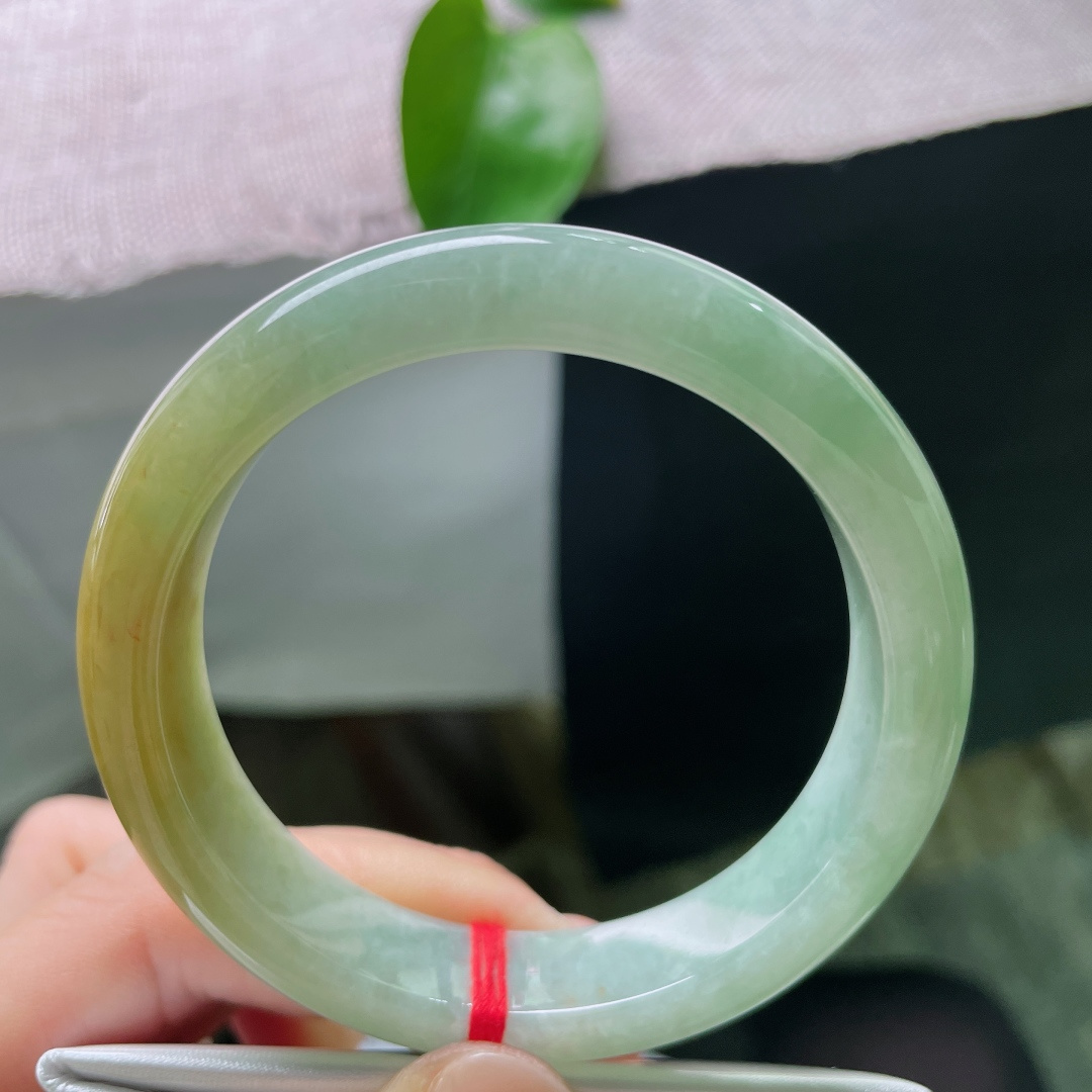 54.2/12.5/8.3，黄加绿正圈，一点皮纹，清润浅绿底色，流淌一抹暖黄，色调柔和雅致，素镯简约大气，日常佩戴温婉大方。ss57067a
