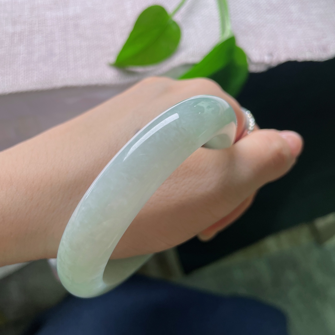 58.6/13.1/8.7，绿底正圈，晶体纹，色泽柔和，玉质细腻，版型耐看，沉静低调，是越戴越有韵味的耐看款。ss57736a