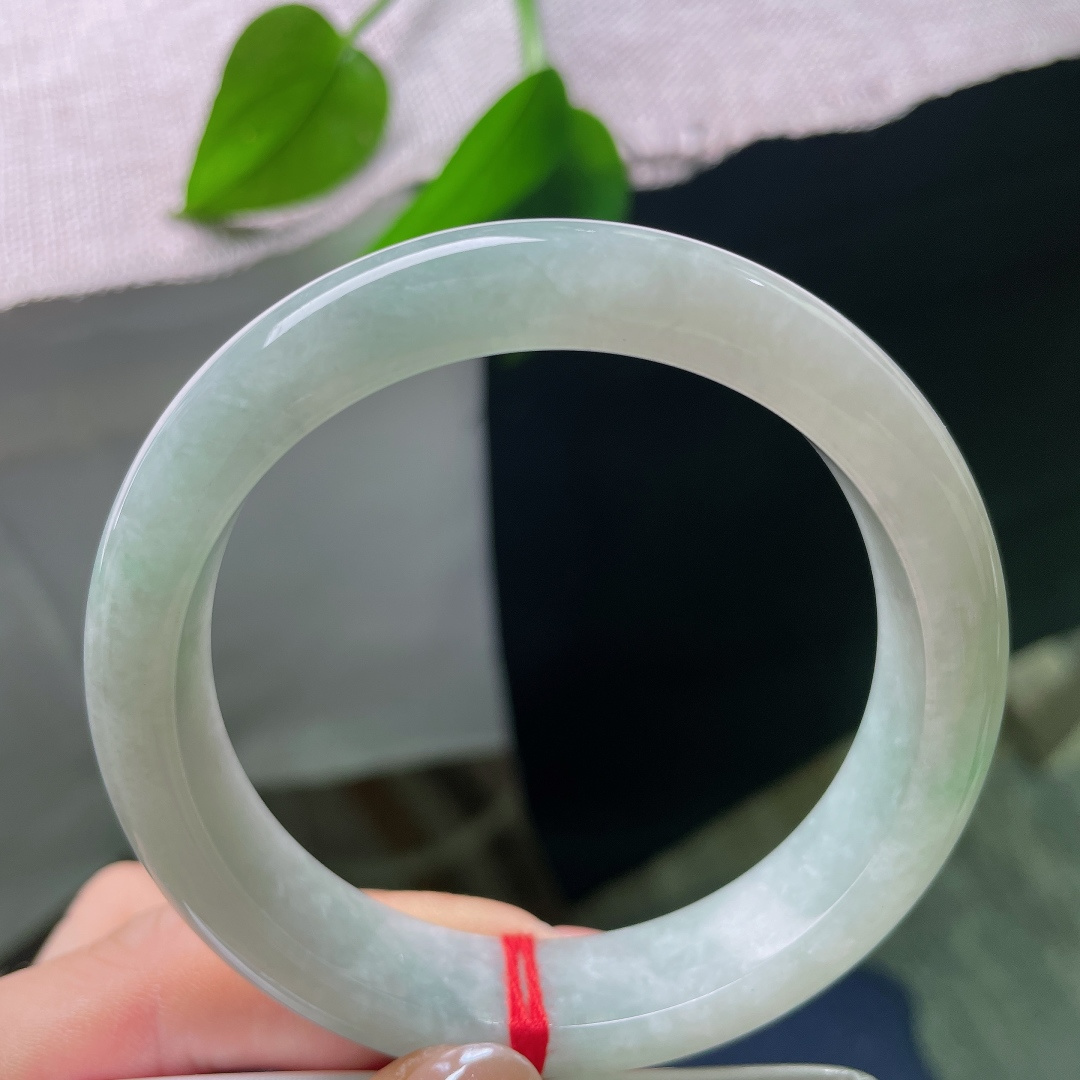 58.6/13.1/8.7，绿底正圈，晶体纹，色泽柔和，玉质细腻，版型耐看，沉静低调，是越戴越有韵味