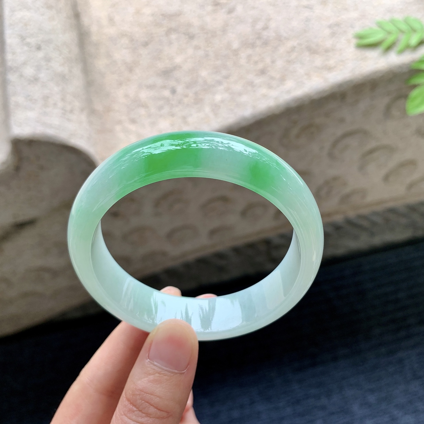 正圈55 56 圈口56.8/15.2/7.4 编码J1090826 冰糯飘绿，水润，种老，细腻，打灯有絮线