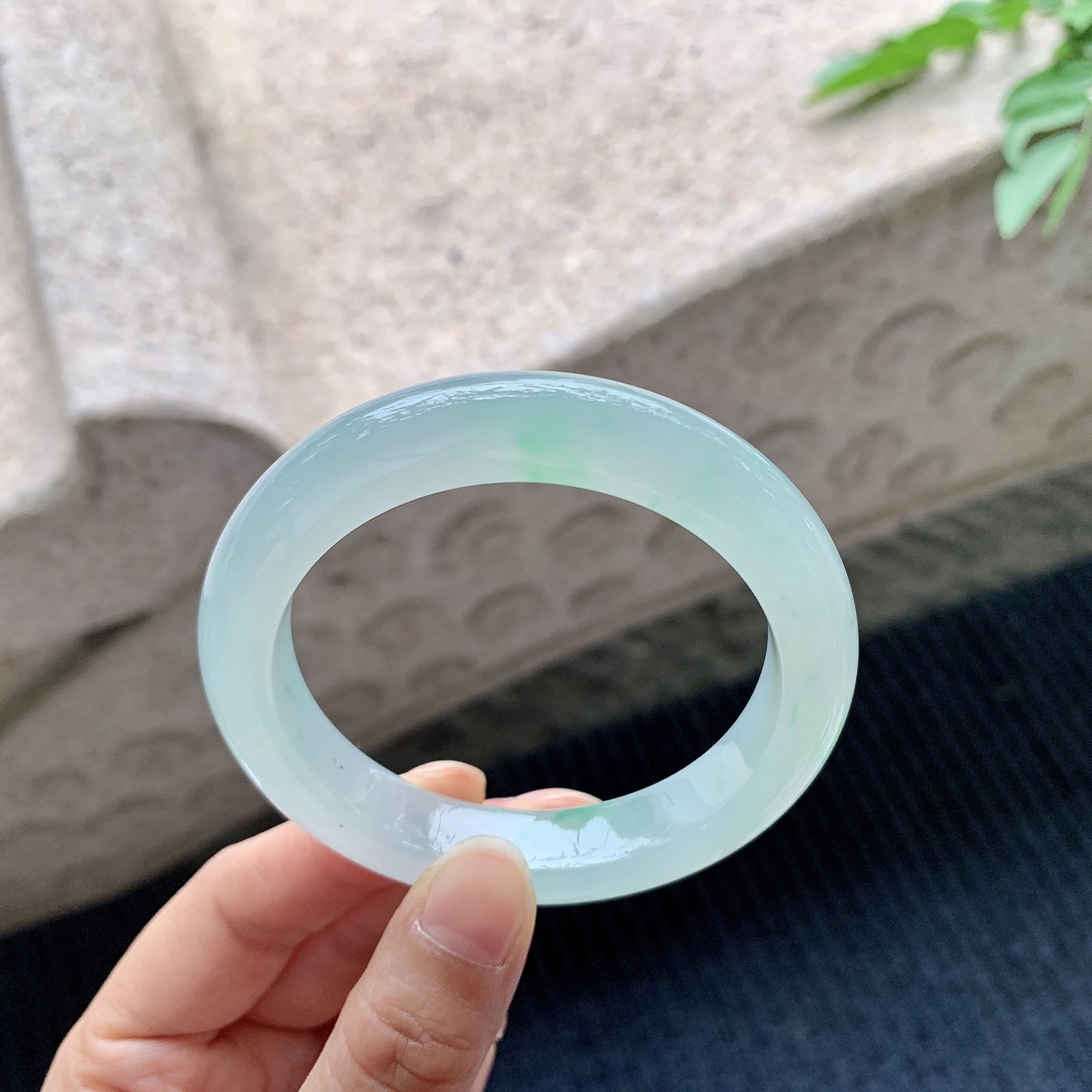 正圈54 55 圈口54.1/11/9 编码A1090619 糯冰飘绿，水润，种老，细腻，无裂