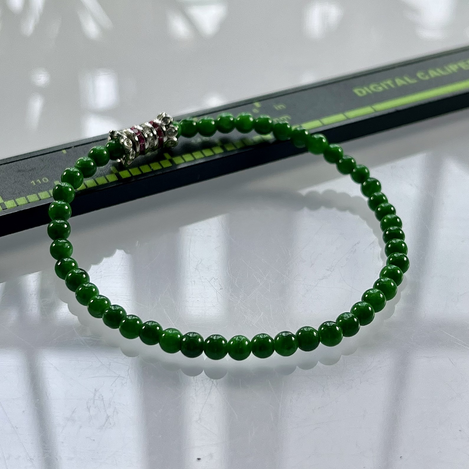 缅甸天然翡翠A货，卡3.6冰润满绿辣绿圆珠手串手链，尺寸：3.6mm/47颗，重量：5.00g