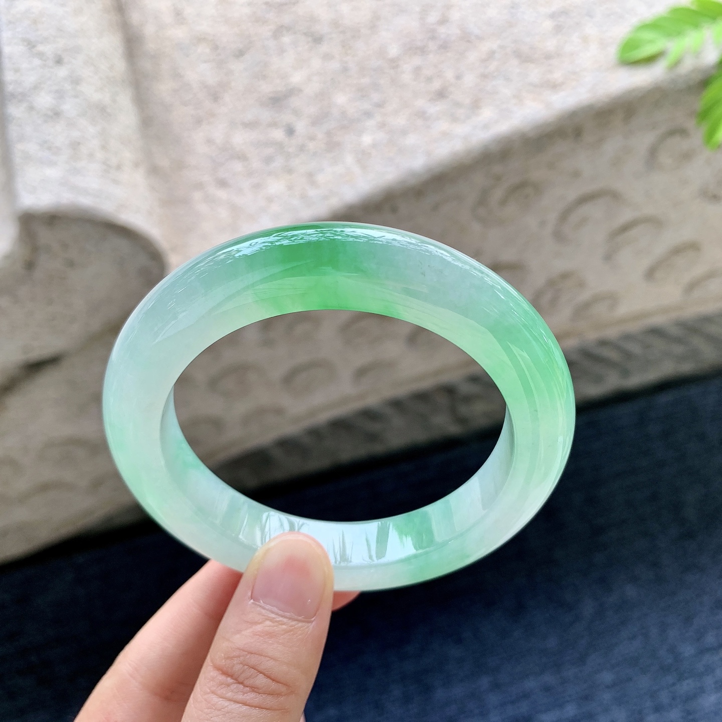 正圈56 57 圈口57.6/11.5/10.4 编码QX090635 冰糯飘阳绿，水润，种老，细腻，无裂