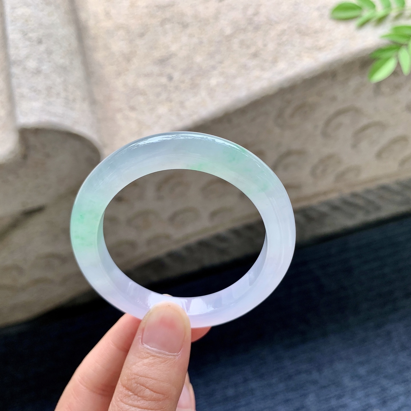 贵妃53 54 圈口54/47/8/8 编码G7091931 冰糯春带彩，水润，种老，细腻，打灯有絮线