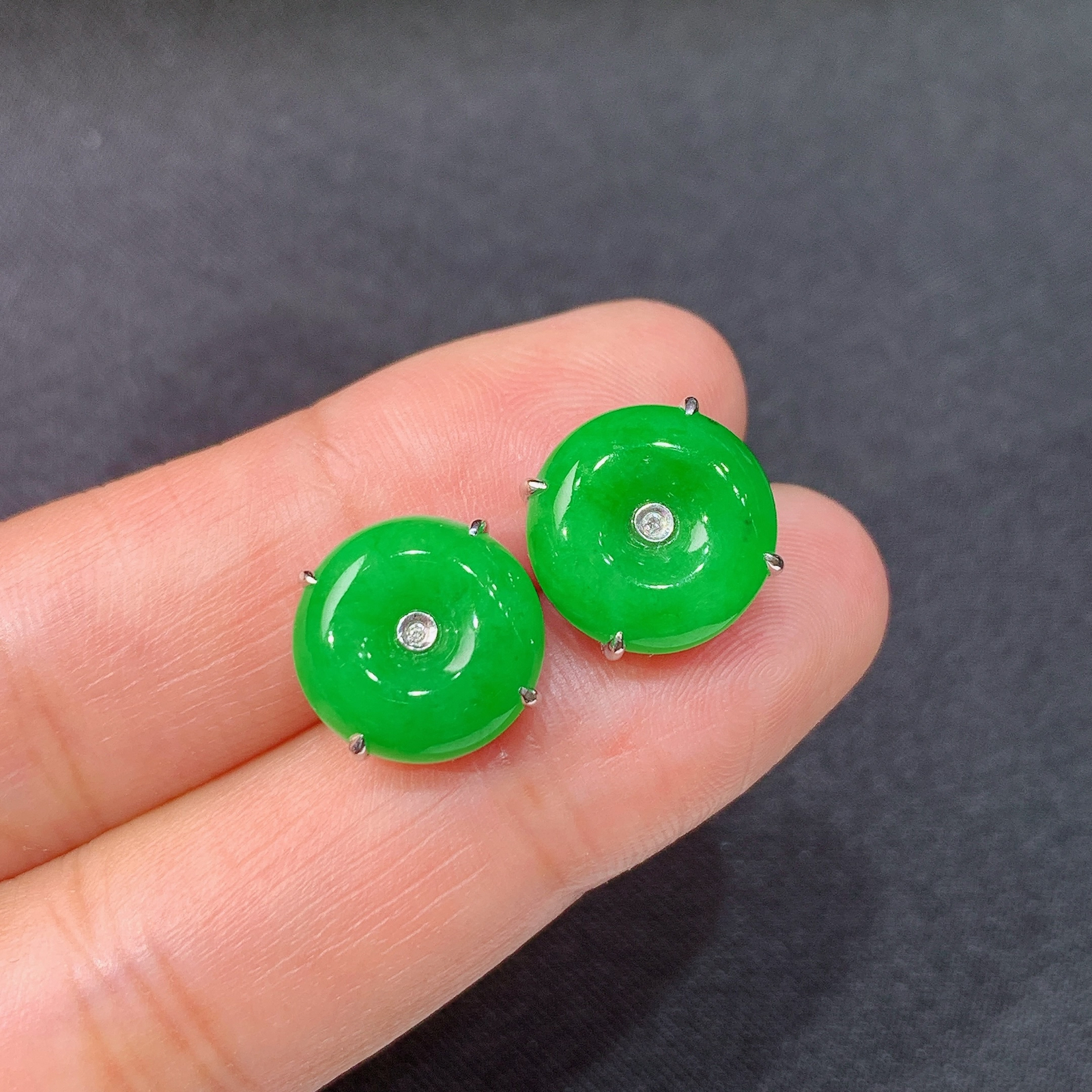 阳绿平安扣耳钉，18k金镶嵌，简约时尚，冰润细腻，种水足，Jc 12*3