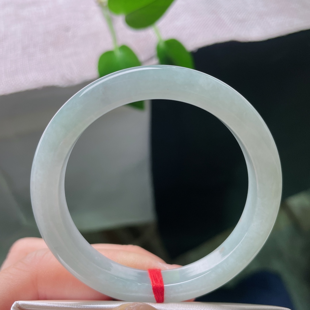 50.7/9.1/7.7，蓝底正圈，一点皮纹，洒金，一抹淡晴铺满镯身，质地细腻莹润，天然玉料保留原生细微印记。ss59474a