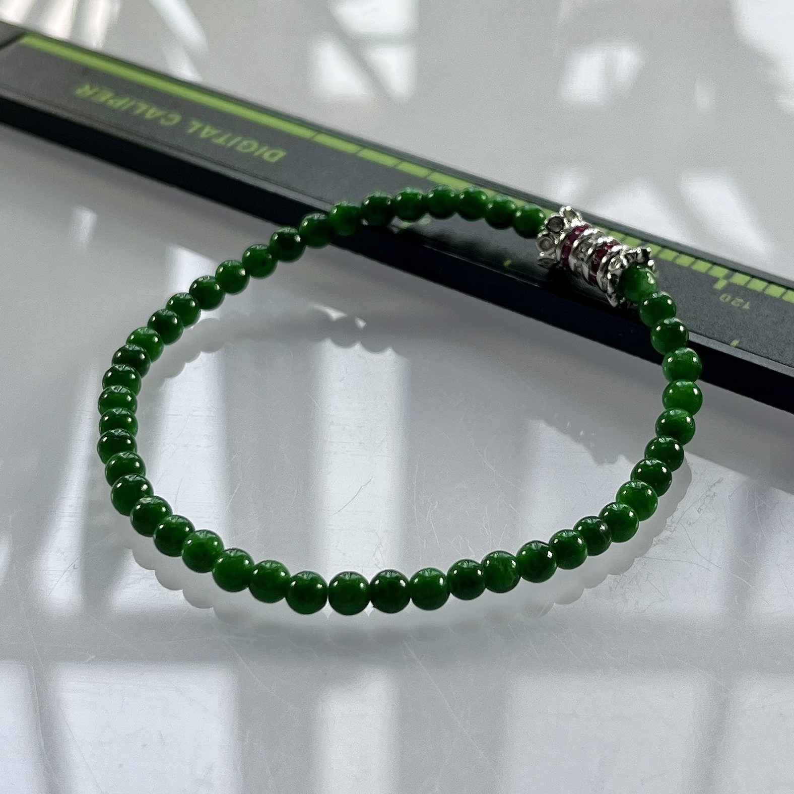 缅甸天然翡翠A货，卡3.6冰润满绿辣绿圆珠手串手链，尺寸：3.6mm/47颗，重量：5.00g