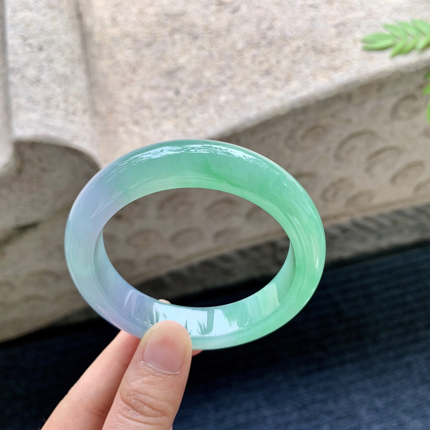 正圈55 56 圈口55.8/14/9.1 编码H3090824 糯冰椿彩，水润，种老，细腻，打灯有棉线