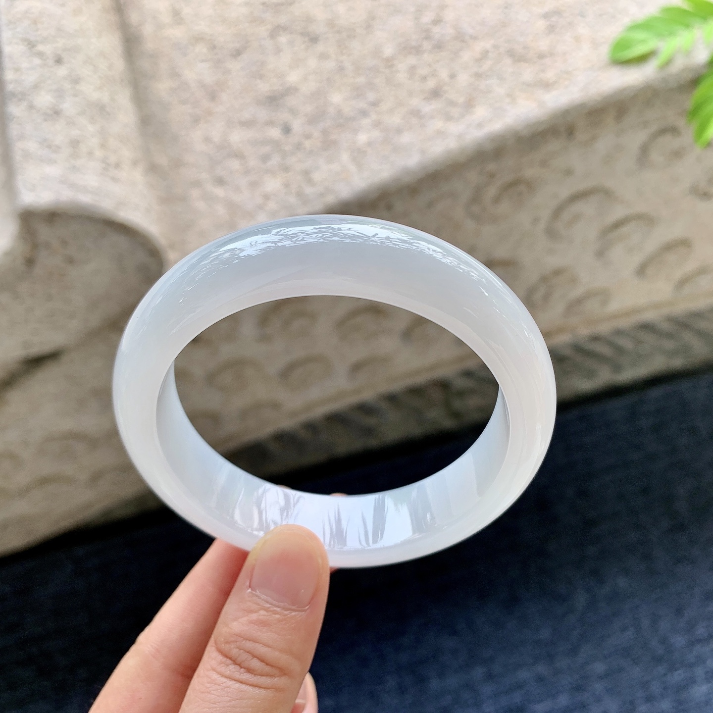 正圈59 60 圈口60.2/15.2/8.8 编码QX090641 细糯白底，水润，种老，细腻，无裂