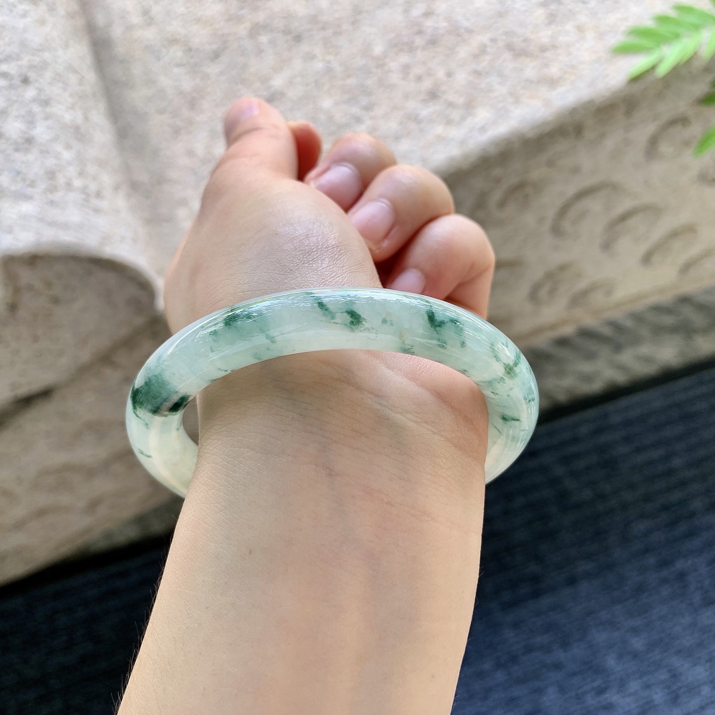 圆条55 56 圈口56.4/9.6/9.3 编码A1090774 糯冰飘花，飘黄翡，水润，种老，细腻，无裂