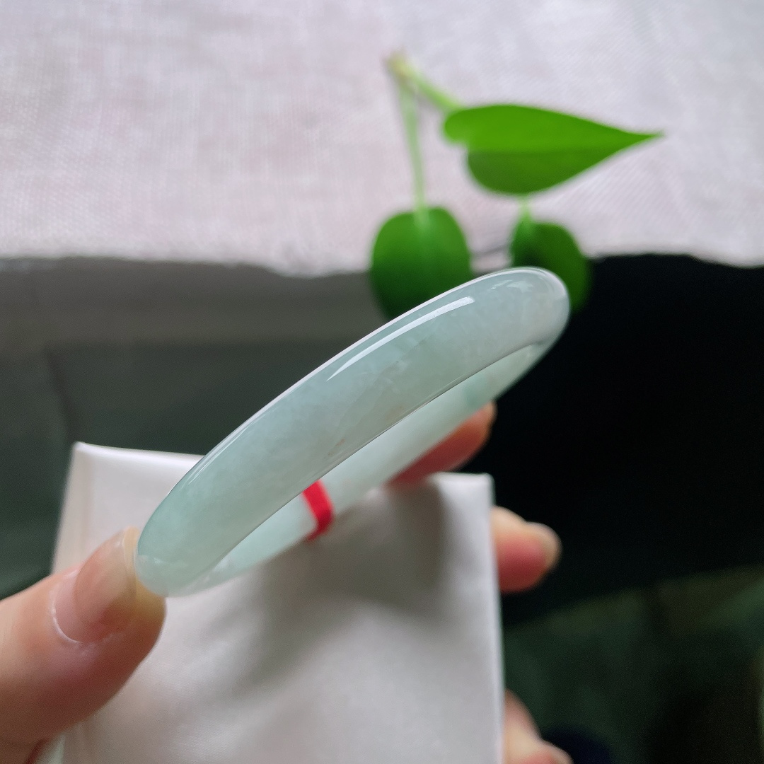 50.7/9.1/7.7，蓝底正圈，一点皮纹，洒金，一抹淡晴铺满镯身，质地细腻莹润，天然玉料保留原生细微印记。ss59474a
