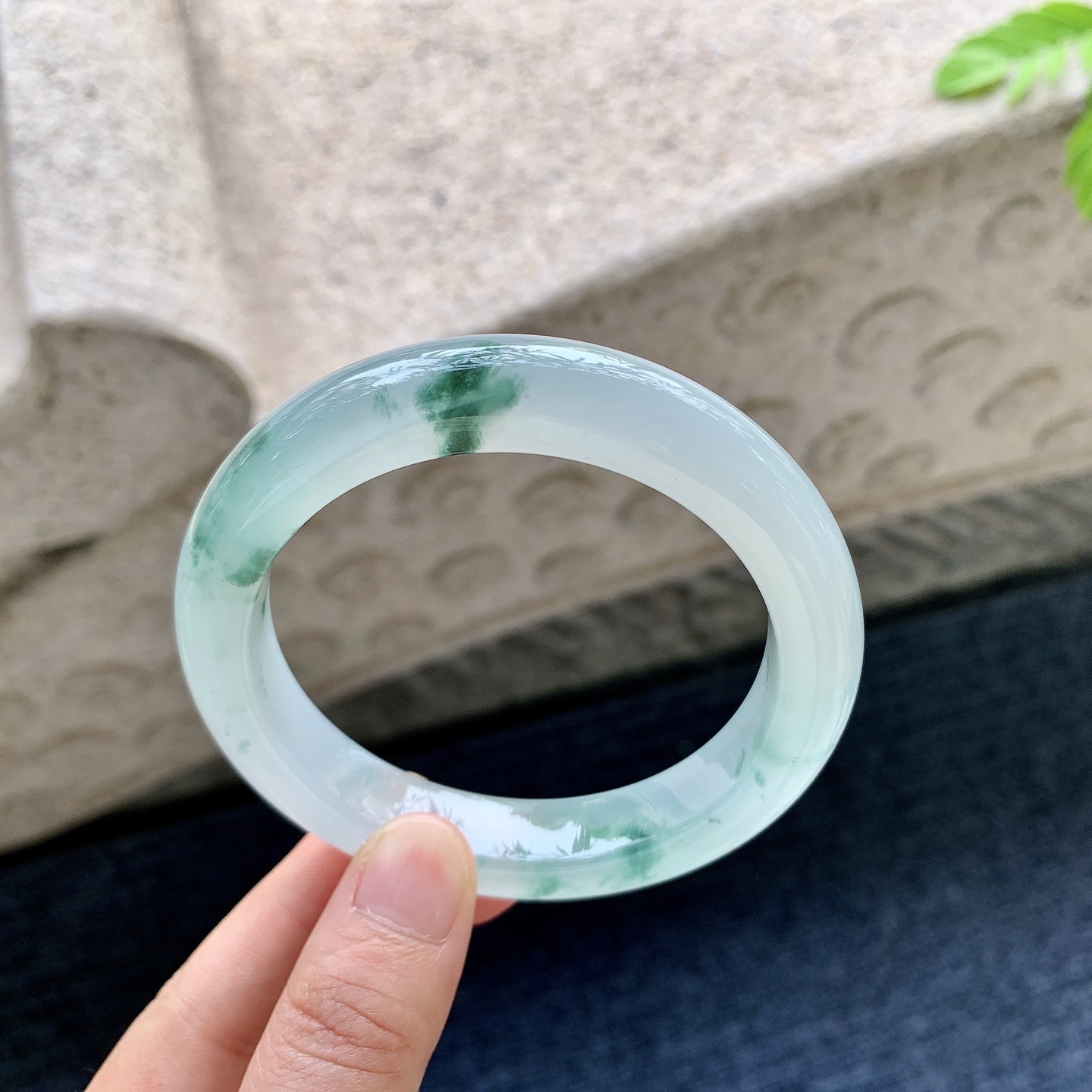 正圈58 59 圈口59.3/12.5/9.8 编码Q5090673 冰飘花，清透，水润，种老，细腻，打灯有棉絮