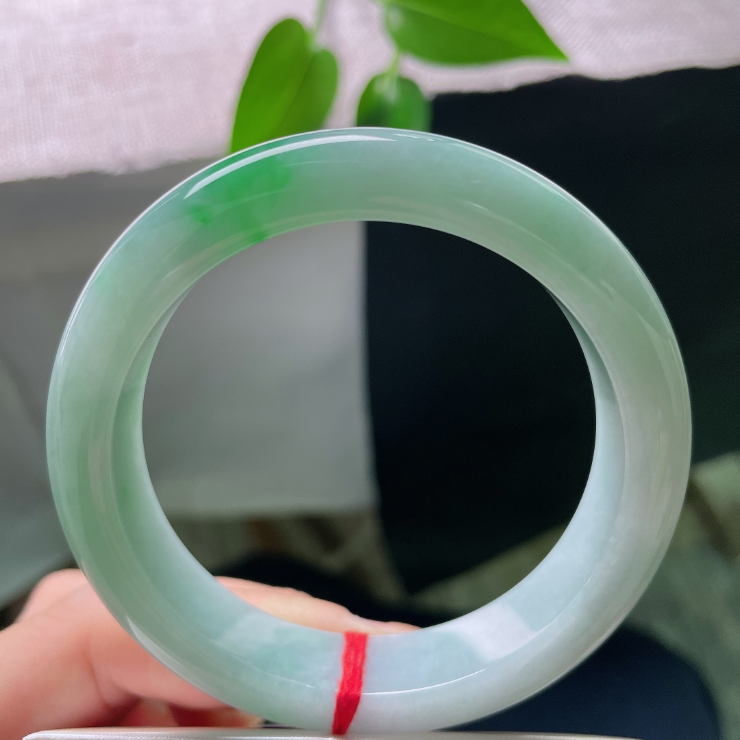 55.8/12.9/9.2，飘绿正圈，无裂，2. 玉底细腻油润，水头盈盈，翠色鲜活清新，似春风拂过林