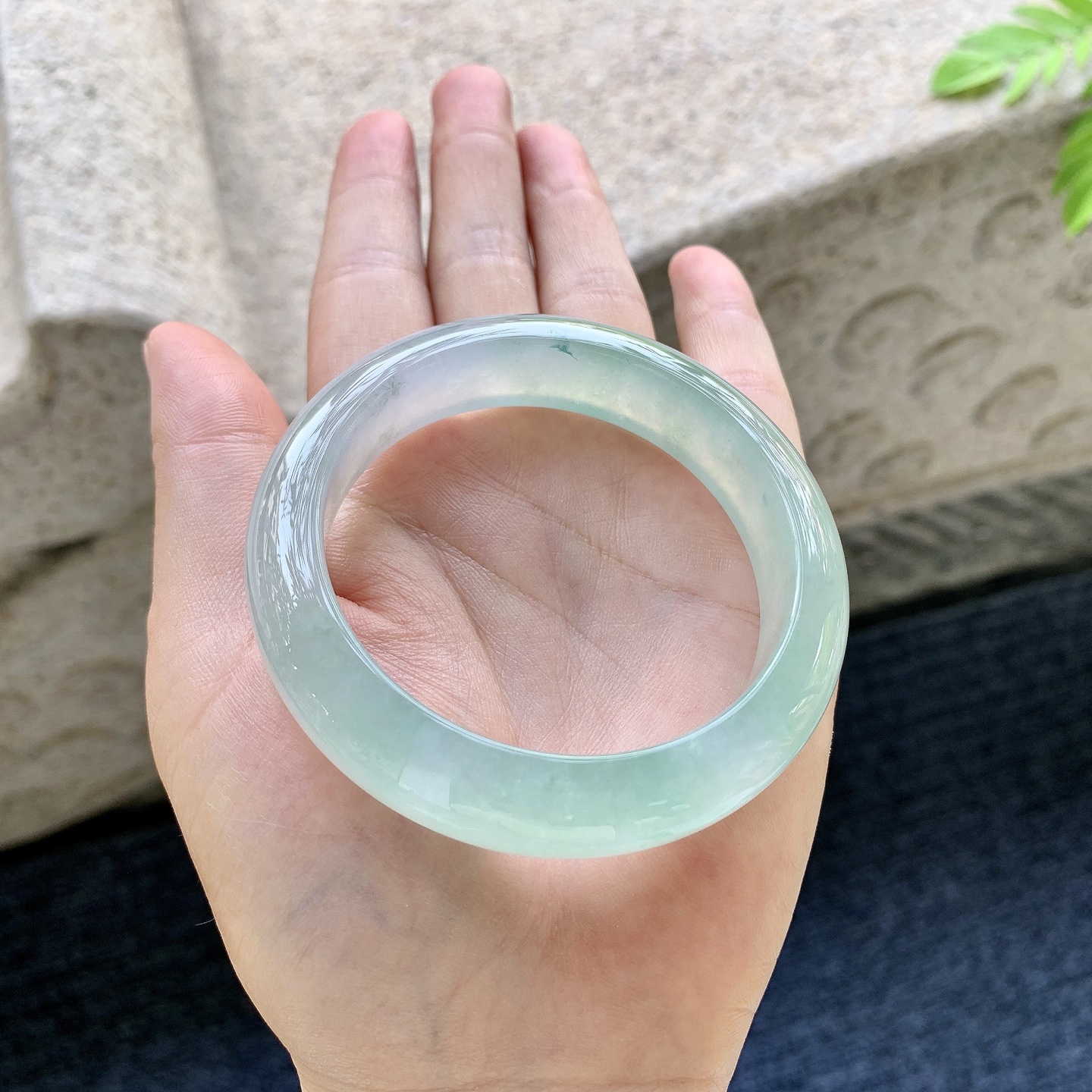 正圈53 54 圈口54.2/13.5/8.7 编码QX090638 冰飘绿，水润，种老，细腻，无裂