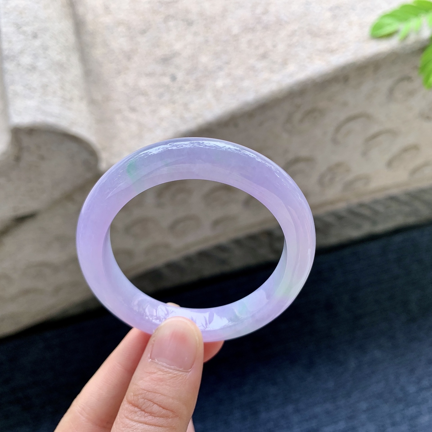 贵妃52 53 圈口53.2/46.8/9/7.6 编码C11090608 艳紫飘绿，水润，种老，细腻，打灯有棉线