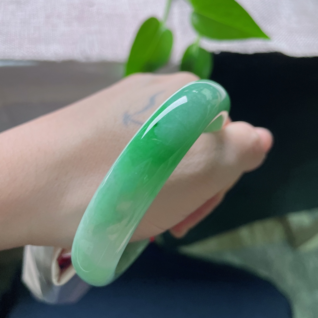 58.9/12.7/8.2，飘绿正圈，皮纹，温润细腻，翠色如烟似絮，仿佛春日山野的翠意，凝在一圈温润玉骨之间。ss59492a