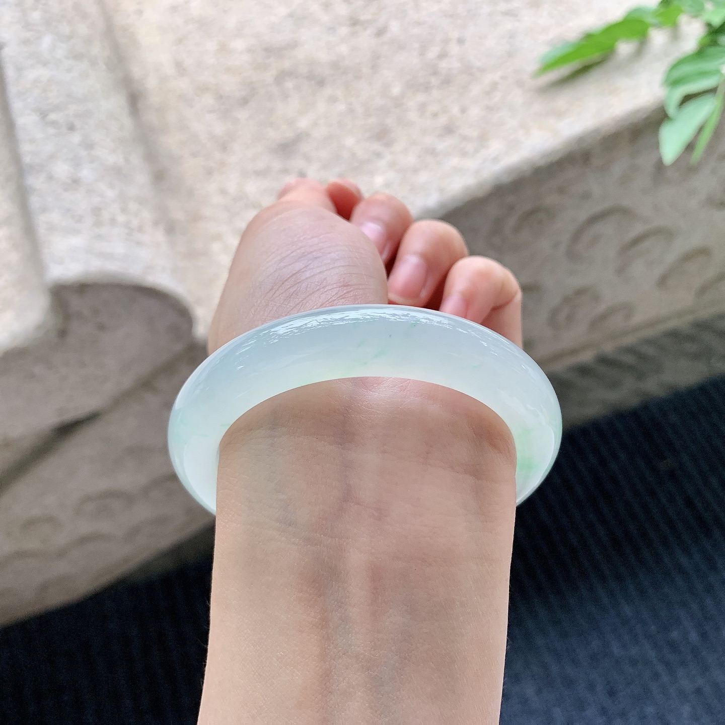 正圈54 55 圈口54.1/11/9 编码A1090619 糯冰飘绿，水润，种老，细腻，无裂
